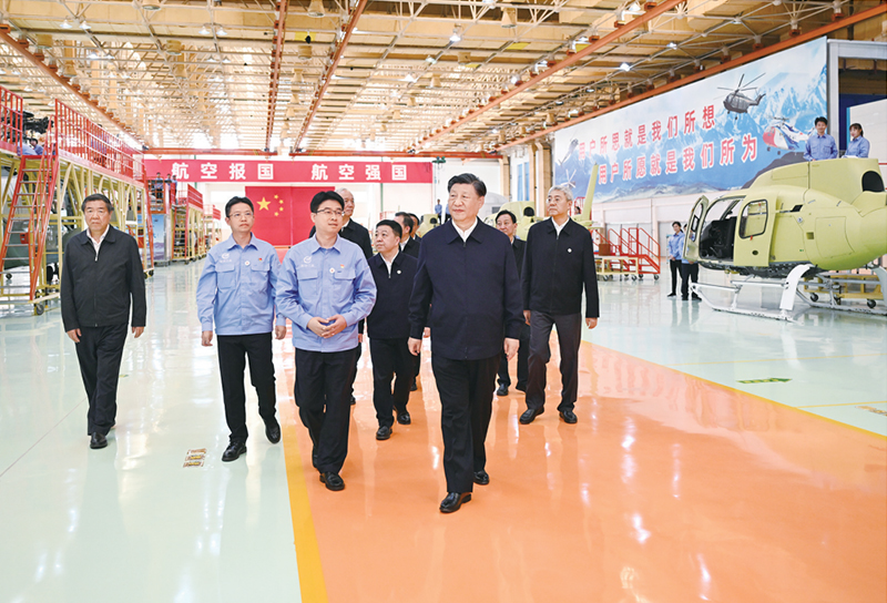 2023年10月10日至13日，中共中央总书记、国家主席、中央军委主席习近平在江西考察。这是11日上午，习近平在景德镇市昌河飞机工业（集团）有限公司考察。 新华社记者 燕雁/摄