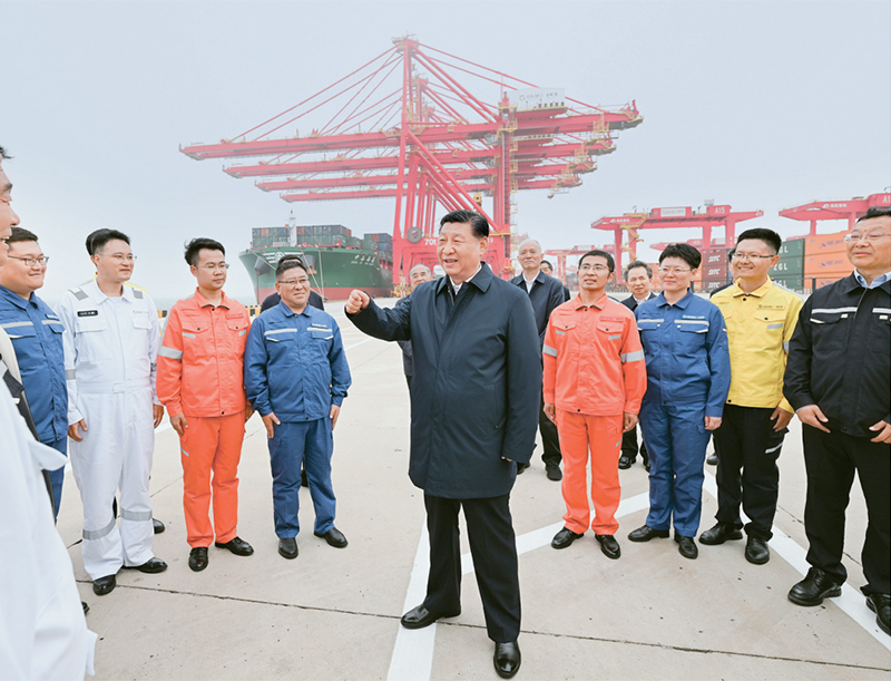 2024年5月22日至24日，中共中央总书记、国家主席、中央军委主席习近平在山东考察。这是22日下午，习近平在日照港亲切慰问港口科技工作者、运营人员、航运人员。 新华社记者 谢环驰/摄
