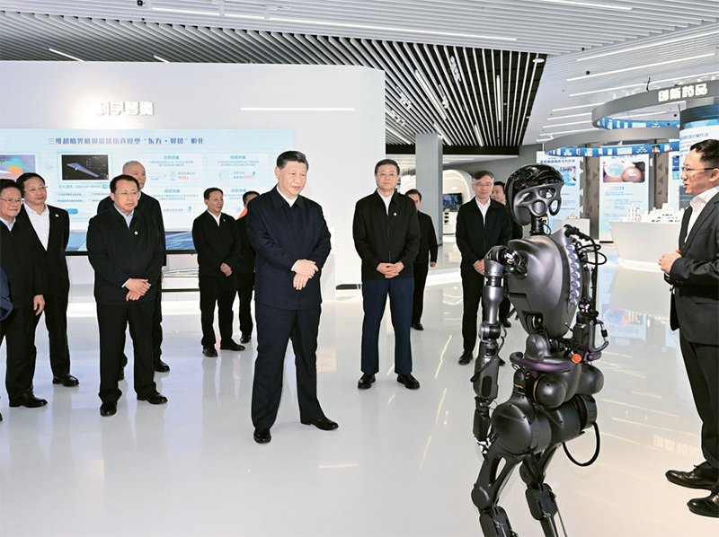 2023年11月28日至12月2日，中共中央总书记、国家主席、中央军委主席习近平在上海考察。这是11月28日下午，习近平在浦东新区张江科学城参观上海科技创新成果展。 新华社记者 谢环驰/摄
