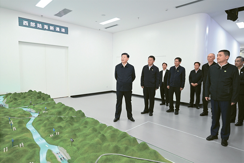 2023年12月14日至15日，中共中央总书记、国家主席、中央军委主席习近平在广西考察。这是14日上午，习近平在南宁市考察中国—东盟信息港股份有限公司，结合平陆运河沙盘听取西部陆海新通道骨干工程建设汇报。 新华社记者 谢环驰/摄